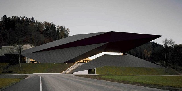 "Delugan Meissl Associated Architects Projekt: Die Geometrie des Festspielhauses stellt das Gebäude in adäquates Verhältnis zum bestehenden Passionsspielhaus."