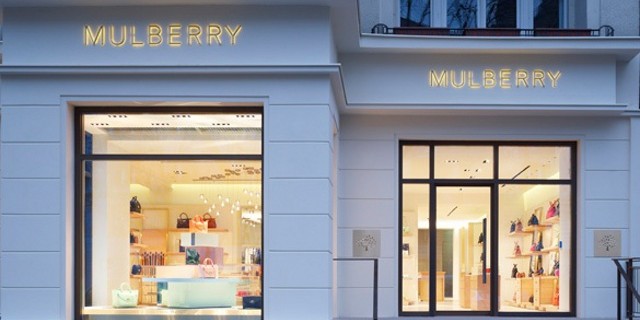 "Am Kurfürstendamm 184 in Berlin hat der erste deutsche Mulberry-Store feierlich seine Pforten geöffnet. Der Store wurde sehr modern gestaltet."