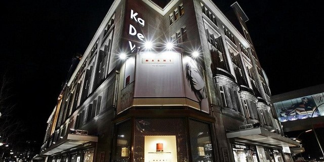 "Als führendes Kaufhaus des Landes präsentierte das KaDeWe seinen Kunden Begehrtes aus aller Welt – den neuesten Looks der Pariser Laufstege, usw."