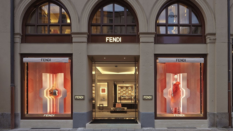 "Fendi feiert Deutschlandpremiere: Das römische Luxuslabel hat seinen ersten eigenen Store in München eröffnet."